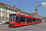 Be 6/8 Combino 764, auf der Linie 9, fährt am 12.08.2015 zur Haltestelle beim Bahnhof Bern.