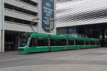Be 6/8 Combino 303, auf der Linie 2, bedient am 18.11.2024 die provisorische Haltestelle am Messeplatz.