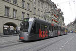 Be 6/8 Combino 670 mit der kpt Werbung, auf der Linie 8, fährt am 16.10.2025 durch die Spitalgasse. Aufnahme Bern.