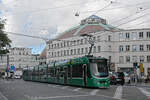 Be 6/8 Combino 327, auf der Linie 2, fährt am 05.09.2025 zur Haltestelle am Bahnhof SBB. Aufnahme Basel.