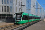 Be 6/8 Combino 317, auf der wegen einer Baustelle umgeleiteten Linie 8, fährt am 19.01.2026 bei der Haltestelle Peter Merian ein. Aufnahme Basel.