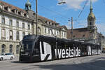 Be 6/8 Combino 653 mit der Westside Werbung, auf der Linie 8, fährt am 20.04.2026 zur Haltestelle Hirschengraben. Aufnahme Bern.
