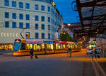   Abends vor dem Bahnhof Basel SBB, da vergeht die Zeit im Fluge, wenn man auf seinen Zug wartet....