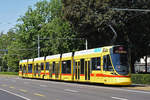 Be 6/10 Tango 165, auf der Linie 11, fährt zur Haltestelle Aeschenplatz.
