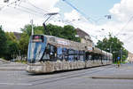 Be 6/10 Tango 158, mit einer Werbung für eine Ausstellung im Schaulager, fährt zur Haltestelle der Linie 11 am Bahnhof SBB.
