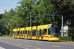 Be 6/10 Tango 166, auf der Linie 10, fährt zur Haltestelle Aeschenplatz.
