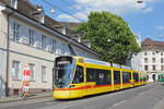 Be 6/10 Tango 154, auf der Linie 10, fährt zur Haltestelle Theater.