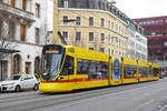 Be 6/10 Tango 180, auf der Linie 11, fährt zur Haltestelle am Bahnhof SBB.