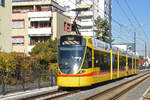 Be 6/10 Tango 176, auf der Linie 10, fährt zur Haltestelle Birseckstrasse.