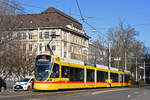 Be 6/10 Tango 153, auf der Linie 11, fährt zur Haltestelle am Bahnhof SBB.