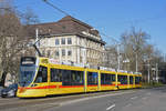 Be 6/10 Tango 155, auf der Linie 10, fährt zur Haltestelle am Bahnhof SBB.