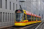 Be 6/10 Tango 185, auf der Linie 11, fährt zur Haltestelle Peter Merian.