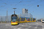 Be 6/10 Tango 177, auf der Linie 10, fährt bei der Haltestelle Münchensteinerstrasse ein.