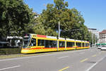 Be 6/10 Tango 163, auf der Linie 11, fährt Richtung Haltestelle Bahnhof SBB.