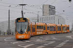 Be 6/10 Tango 182, auf der Linie 10, fährt bei der Haltestelle Münchensteinerstrasse ein.