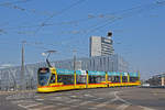 Be 6/10 Tango 175, auf der Linie 11, fährt bei der Haltestelle Münchensteinerstrase ein.