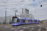 Be 6/10 Tango 151 mit der Werbung für die Bank Valiant, auf der Linie 11, fährt bei der Haltestelle Münchensteinerstrase ein.