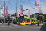 Be 6/10 Tango 156, auf der Linie 11, bedient die Haltestelle am Bahnhof SBB.