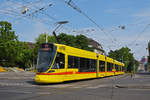 Be 6/10 Tango 180, auf der Linie 11, fährt zur Haltestelle am Bahnhof SBB.