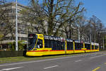 Be 6/10 Tango 169, auf der Linie 11, fährt zur Haltestelle am Bahnhof SBB.