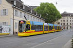 Be 6/10 Tango 163, auf der Linie 11, fährt den Steinenberg hinunter zur Haltestelle Barfüsserplatz.
