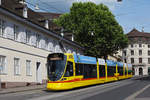 Be 6/10 Tango 163, auf der Linie 10, fährt den Steinenberg hinunter zur Haltestelle Theater.