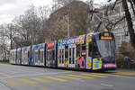 Be 6/10 Tango 185 mit der Werbung für Radio Basilisk, auf der Linie 10, fährt zur Haltestelle am Aeschenplatz.