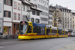 Be 6/10 Tango 183, auf der Linie 11, fährt zur Haltestelle Universitätsspital.