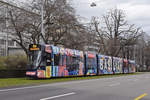 Be 6/10 Tango 185 mit der Werbung für das Radio Basilisk, auf der Linie 10, fährt zur Haltestelle am Bahnhof SBB.
