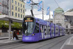 Be 6/10 Tango 151 mit der neuen Werbung für die Bank Valiant, auf der Linie 10, wartet an der Haltestelle Bahnhof SBB.