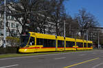 Be 6/10 Tango 189, auf der Linie 11, fährt zur Haltestelle am Bahnhof SBB.