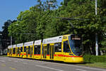 Be 6/10 Tango 165, auf der Linie 10, fährt zur Haltestelle am Aeschenplatz.