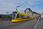Be 6/10 Tango 166, auf der Linie 17, überquert die Mittlere Rheinbrücke.