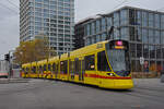 Be 6/10 Tango 157, auf der Linie 11, fährt bei der Haltestelle Bahnhof SBB ein.
