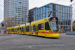 Be 6/10 Tango 152, auf der Linie 11, fährt bei der Haltestelle Bahnhof SBB ein.