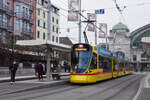 Be 6/10 Tango 154, auf der Linie 11, bedient die Haltestelle am Bahnhof SBB.