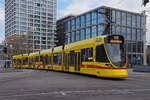 Be 6/10 Tango 158, auf der Linie 10, fährt bei der Haltestelle Bahnhof SBB ein.