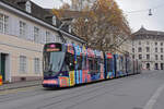 Be 6/10 Tango 185 mit der Werbung für das Basler Radio Basilisk, auf der Linie 11, fährt den Steinenberg hinunter zur Haltestelle Barfüsserplatz.