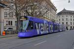 Be 6/10 Tango 151 mit der Werbung für die Bank Valiant, auf der Linie 10, fährt den Steinenberg hinunter zur Haltestelle Theater.