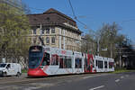 Be 6/10 Tango 187 mit der Werbung für den Wohnpark Binzen, auf der Linie 11, fährt zur Haltestelle am Bahnhof SBB.