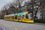 Be 6/10 Tango 180, auf der Linie 11, fährt zur Haltestelle Aeschenplatz.