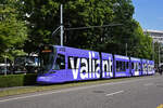 Be 6/10 Tango 151, mit der Werbung für die Bank Valiant, auf der Linie 10, fährt zur Haltestelle am Bahnhof SBB.
