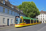 Be 6/10 Tango 181, auf der Linie 11, fährt den Steinenberg hinunter zur Haltestelle Barfüsserplatz.