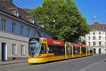 Be 6/10 Tango 160, auf der Linie 10, fährt den Steinenberg hinunter zur Haltestelle Theater.