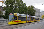 Be 6/10 Tango 171, auf der wegen einer Baustelle umgeleiteten Linie 11, überquert am 25.09.2022 die Wettsteinbrücke.