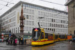 Be 6/10 Tango 165, auf der Linie 11, bedient am 10.12.2022 die Haltestelle am Fischmarktbrunnen (Schifflände).