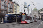 Am 03.12.2022 stehen der Be 6/10 Tango 187 mit der Werbung für den Wohnpark Binzen und der Be 6/8 Flexity 5040  Federer Express  an den Haltestellen am Bahnhof SBB.
