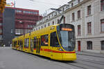Be 6/10 Tango 173, auf der Linie 11, fährt am 03.12.2022 zur Haltestelle am Bahnhof SBB.