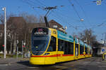 Be 6/10 Tango 153, auf der Linie 11, fährt am 14.02.2023 zur Haltestelle am Bahnhof SBB.