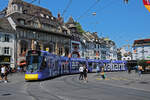 Be 6/10 Tango 151 mit der Werbung für die Bank Valiant, auf der Linie 11, verlässt am 14.06.2023 die Haltestelle Barfüsserplatz.